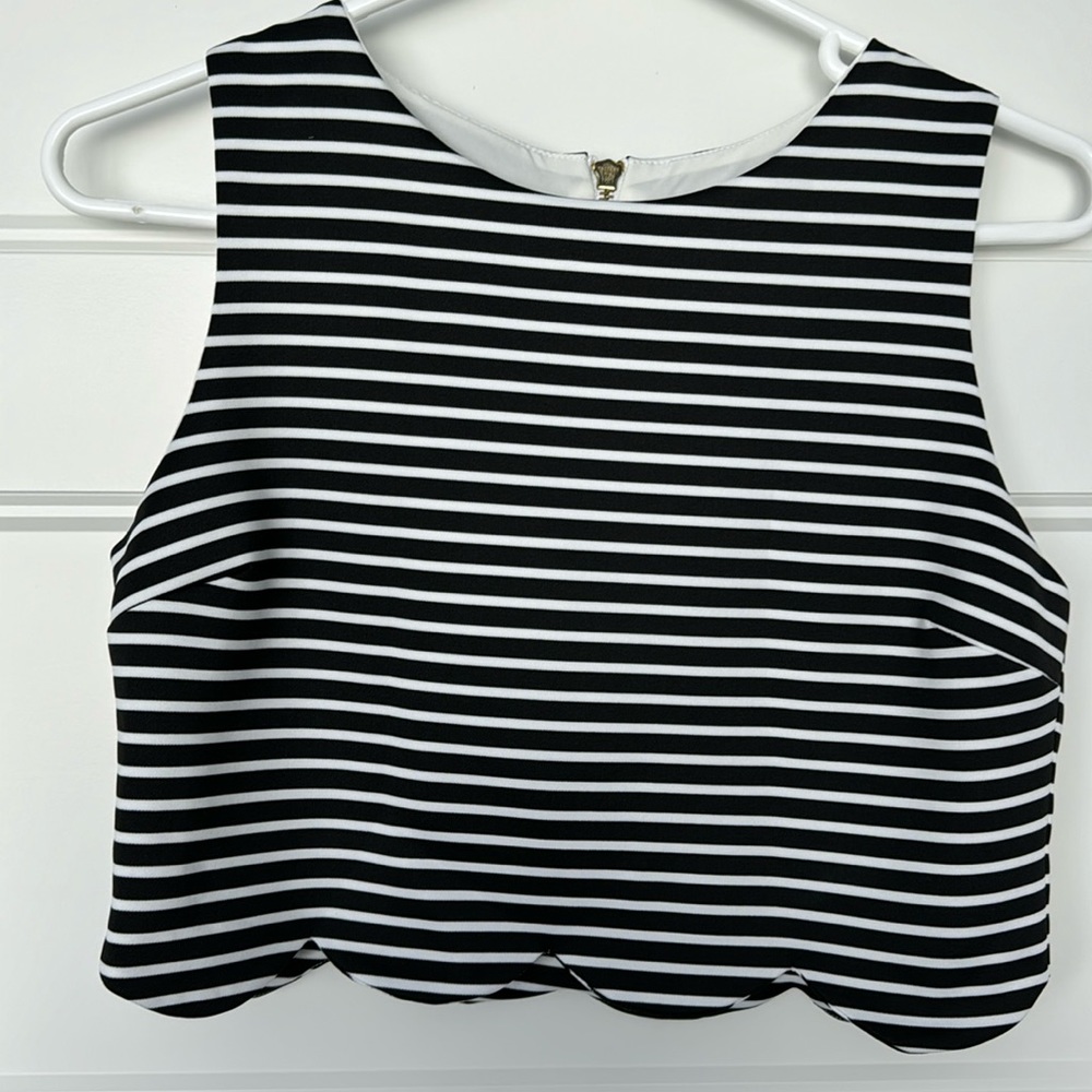 Necessary Objects Cropped Scalloped Hem Sleeveless Top in Sz Medium